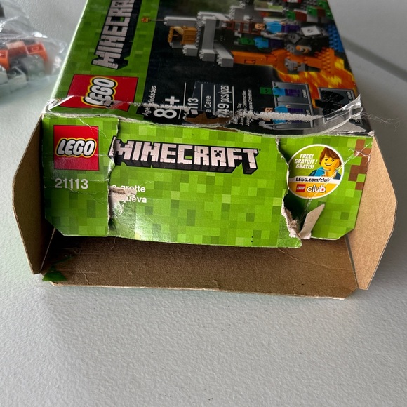 LEGO Minecraft Cave Adventure Set 21113 - Picture 4 of 5
